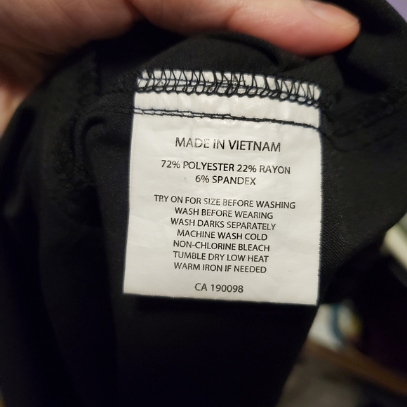 12/$30 π€°π€π©ββοΈ NWOT scrub top - black 1 - Picture 7 of 9